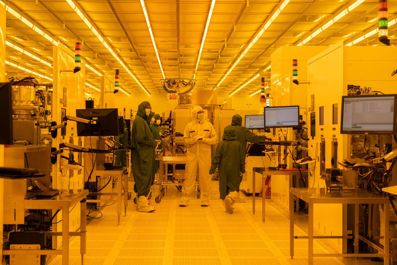 Lasers, Magnets and the $40 Billion Fight to Store the World’s Data